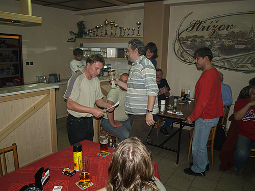 Turnaj v Boníku 2008 - vítěz přebírá trofej