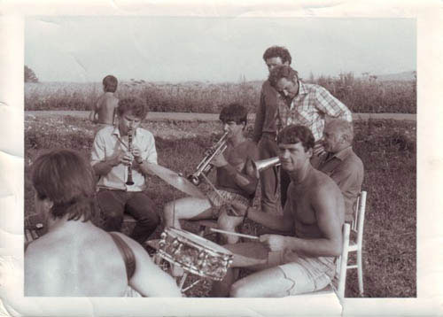 Hudbastr (Hudba Sřížov) - Dětský den v červnu 1986, zleva zády Jan Tripes, Martin Chadt, Petr Šustr, Jan Šustr ml., Jan Šustr st.