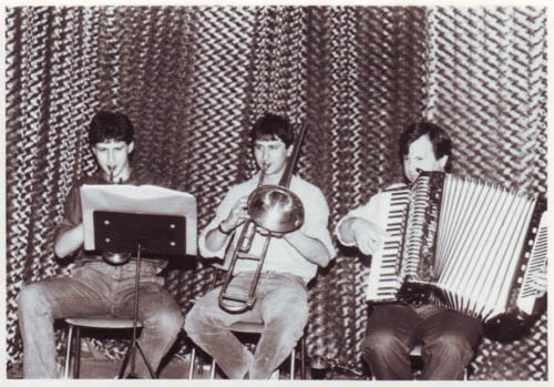 Hudbastr (Hudba Sřížov) - 16.2.1991, zleva Jiří Šustr, Petr Šustr st., Jan Tripes Hudbastr (Hudba Sřížov) - 16.2.1991, zleva Jiří Šustr, Petr Šustr st., Jan Tripes