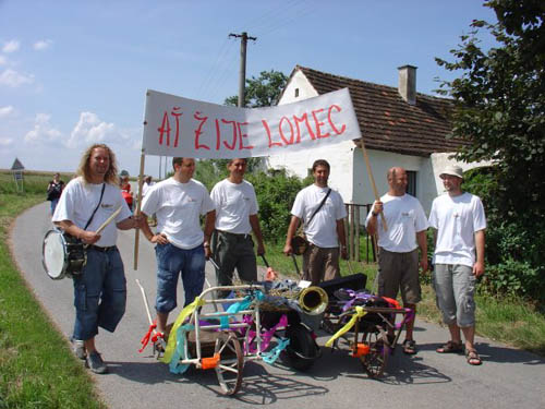 Hudbastr (Hudba Sřížov) - Oslavy obce Lomec 2009 - zleva Jan Bárta, Michal Mikeš, Petr Šustr, Jiří Šustr, Jan Šustr, Jan Burda